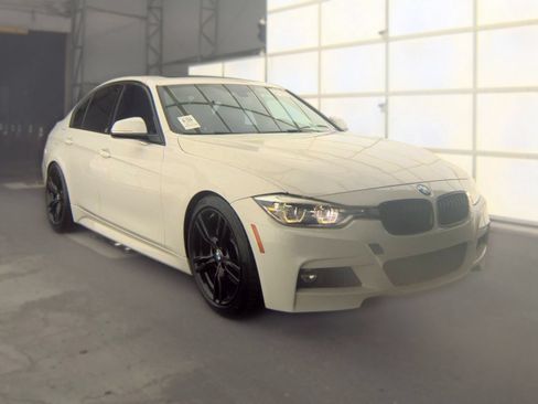 Used 2018 BMW 330i Sedan RWD image 4