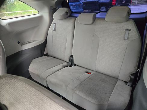 Used 2022 Toyota Sienna LE FWD image 14