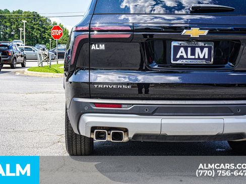 Used 2025 Chevrolet Traverse LT FWD image 16
