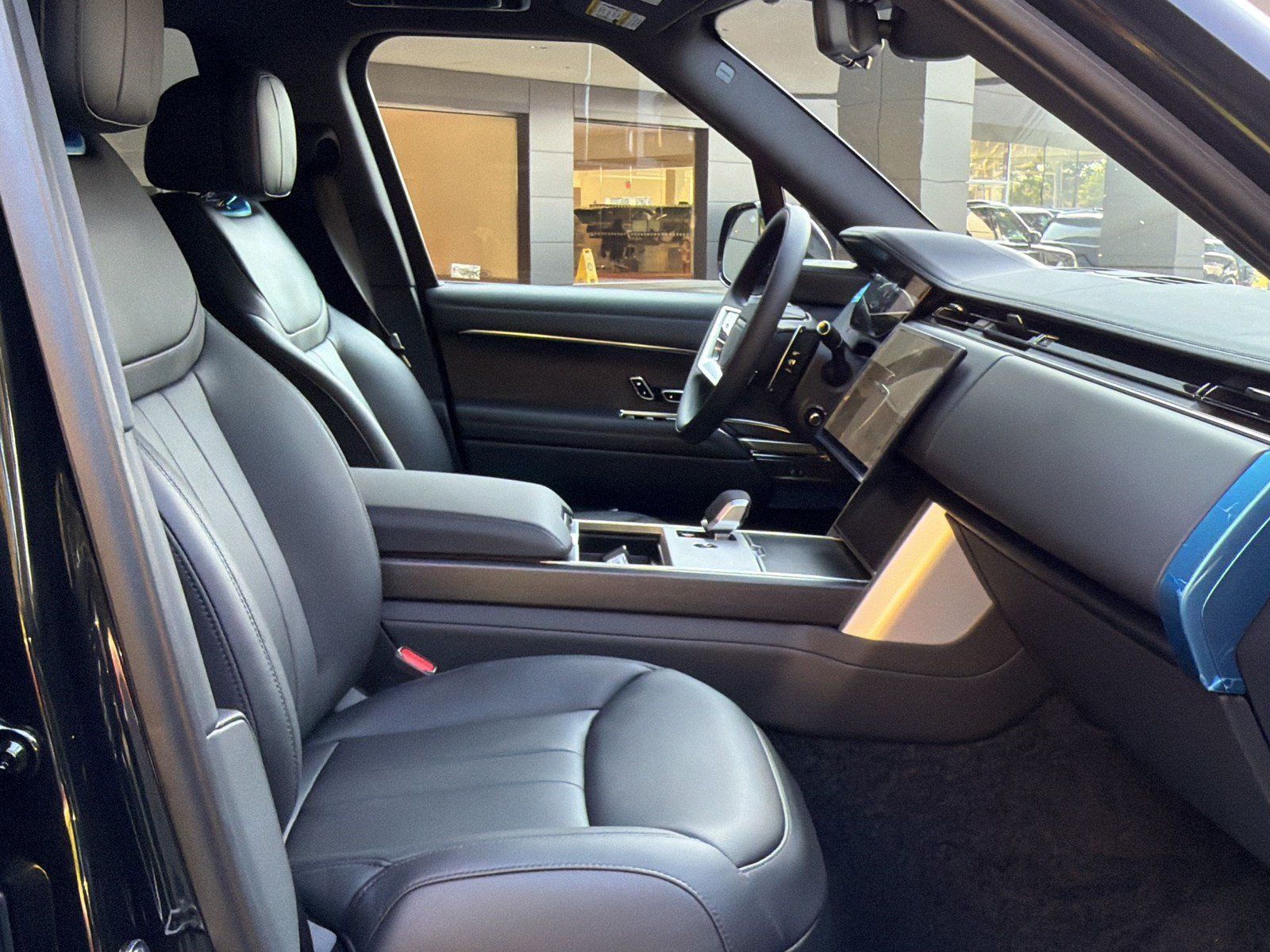 New 2026 Land Rover Range Rover Long Wheelbase SE AWD/4WD image 25