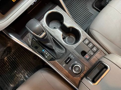 Used 2024 Toyota Highlander Limited image 29