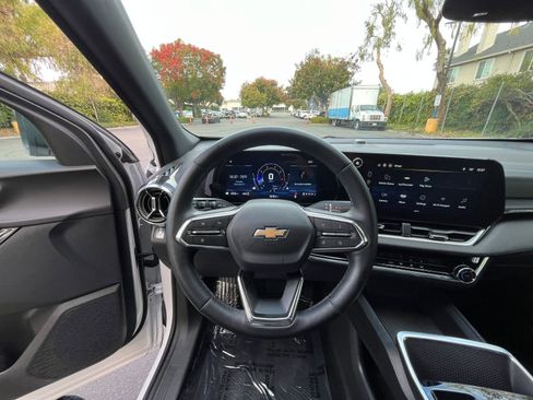 Used 2025 Chevrolet Equinox LT image 33