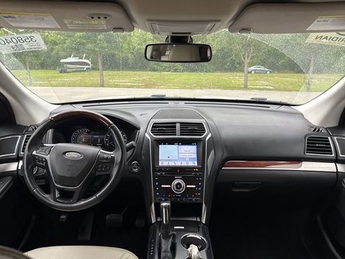 Used 2017 Ford Explorer Platinum image 12