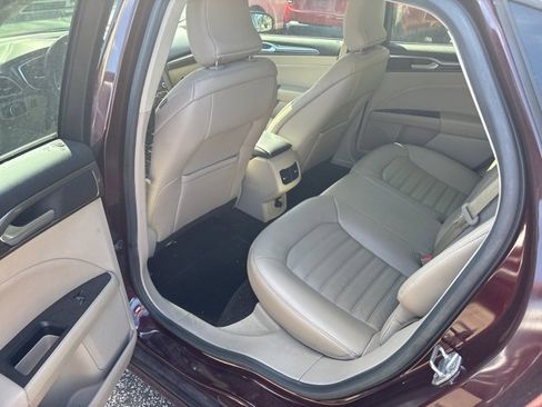 Used 2017 Ford Fusion SE w/ Fusion SE Technology Package image 14