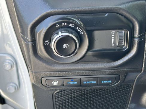 Used 2025 Jeep Wrangler Unlimited Sahara AWD/4WD image 28