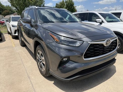 Used 2022 Toyota Highlander XLE AWD/4WD image 4