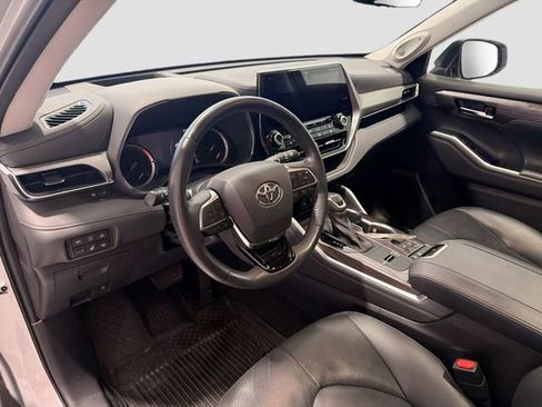 Used 2021 Toyota Highlander Platinum FWD image 9