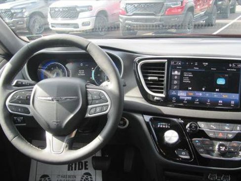 Certified 2025 Chrysler Pacifica Select FWD image 13