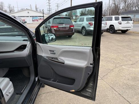 Used 2017 Toyota Sienna image 12