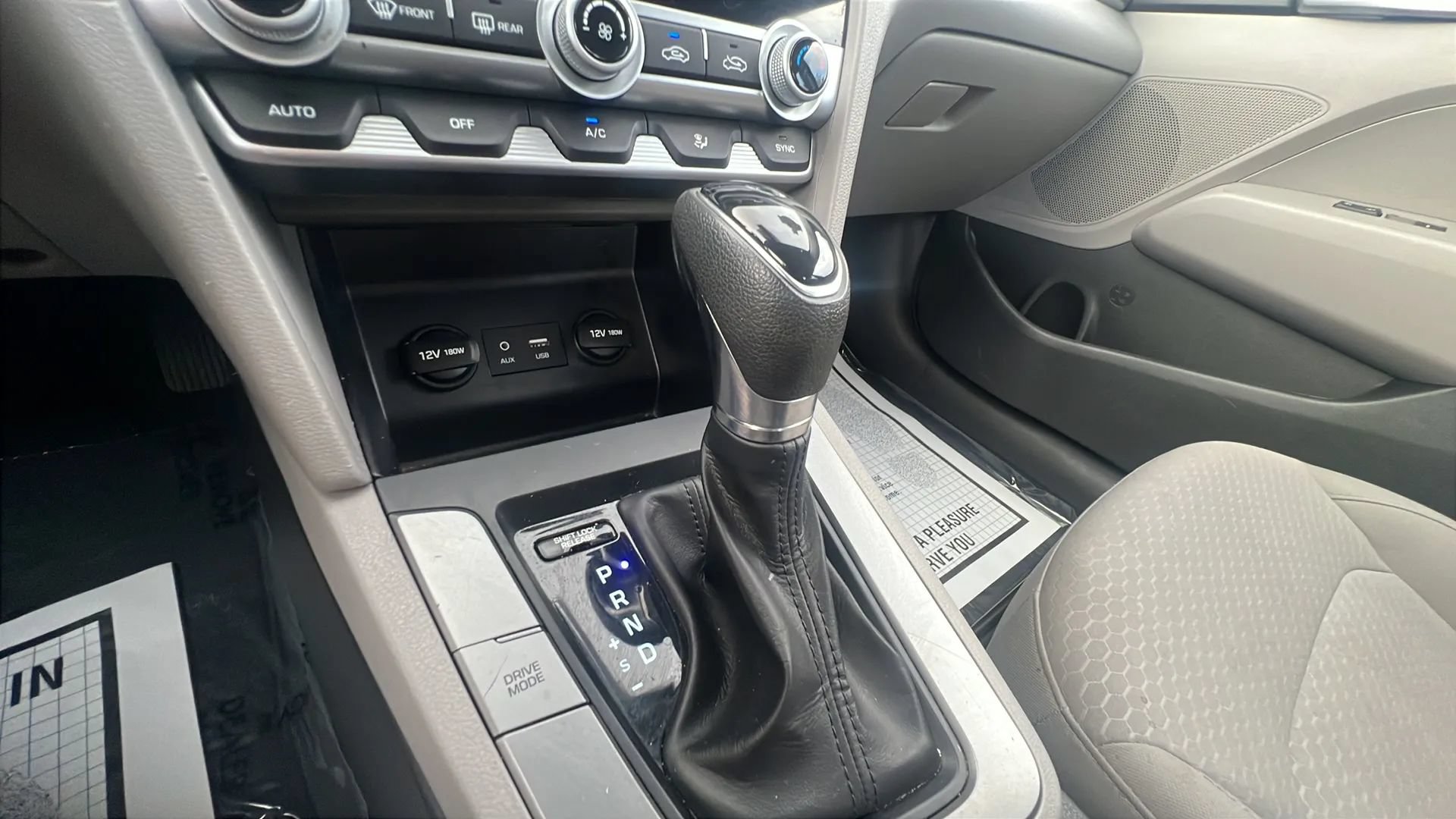Used 2020 Hyundai Elantra SE FWD image 16