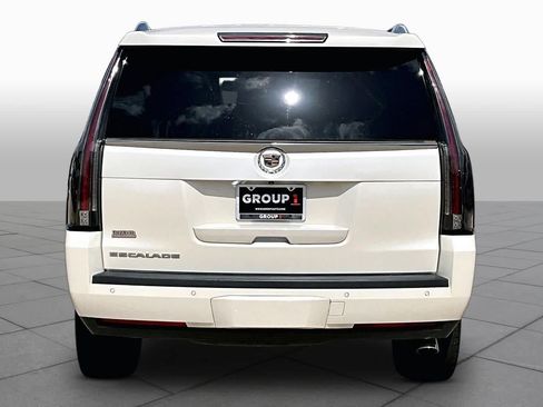 Used 2015 Cadillac Escalade Luxury AWD/4WD image 4