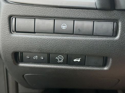 Used 2025 Nissan Rogue SV FWD image 17