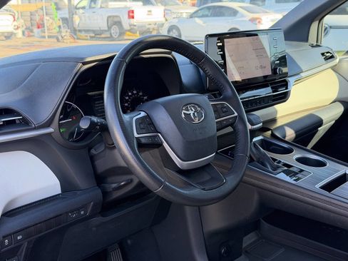 Used 2021 Toyota Sienna XLE image 19