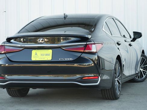 Used 2023 Lexus ES 300h w/ Premium Package image 4
