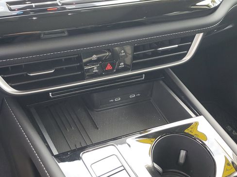 Used 2025 Volkswagen Atlas SE image 27