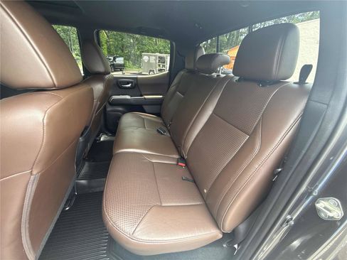 Used 2018 Toyota Tacoma Limited RWD image 12