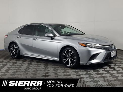 Used 2020 Toyota Camry SE image 1
