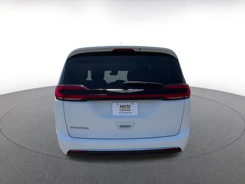 Used 2022 Chrysler Pacifica Touring-L FWD image 12