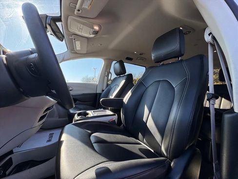 Used 2024 Chrysler Pacifica Touring-L image 17