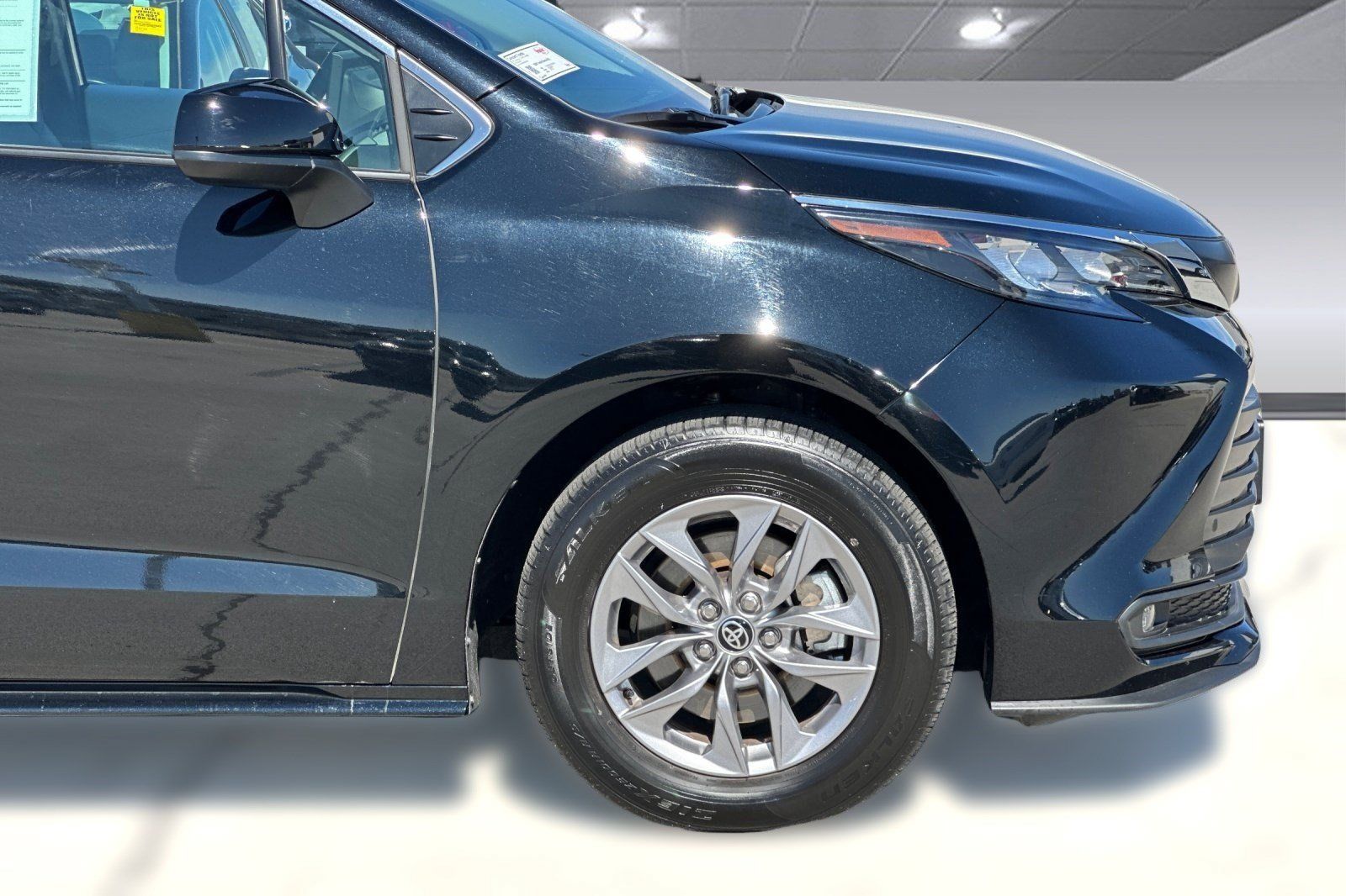Used 2026 Toyota Sienna XLE FWD image 35