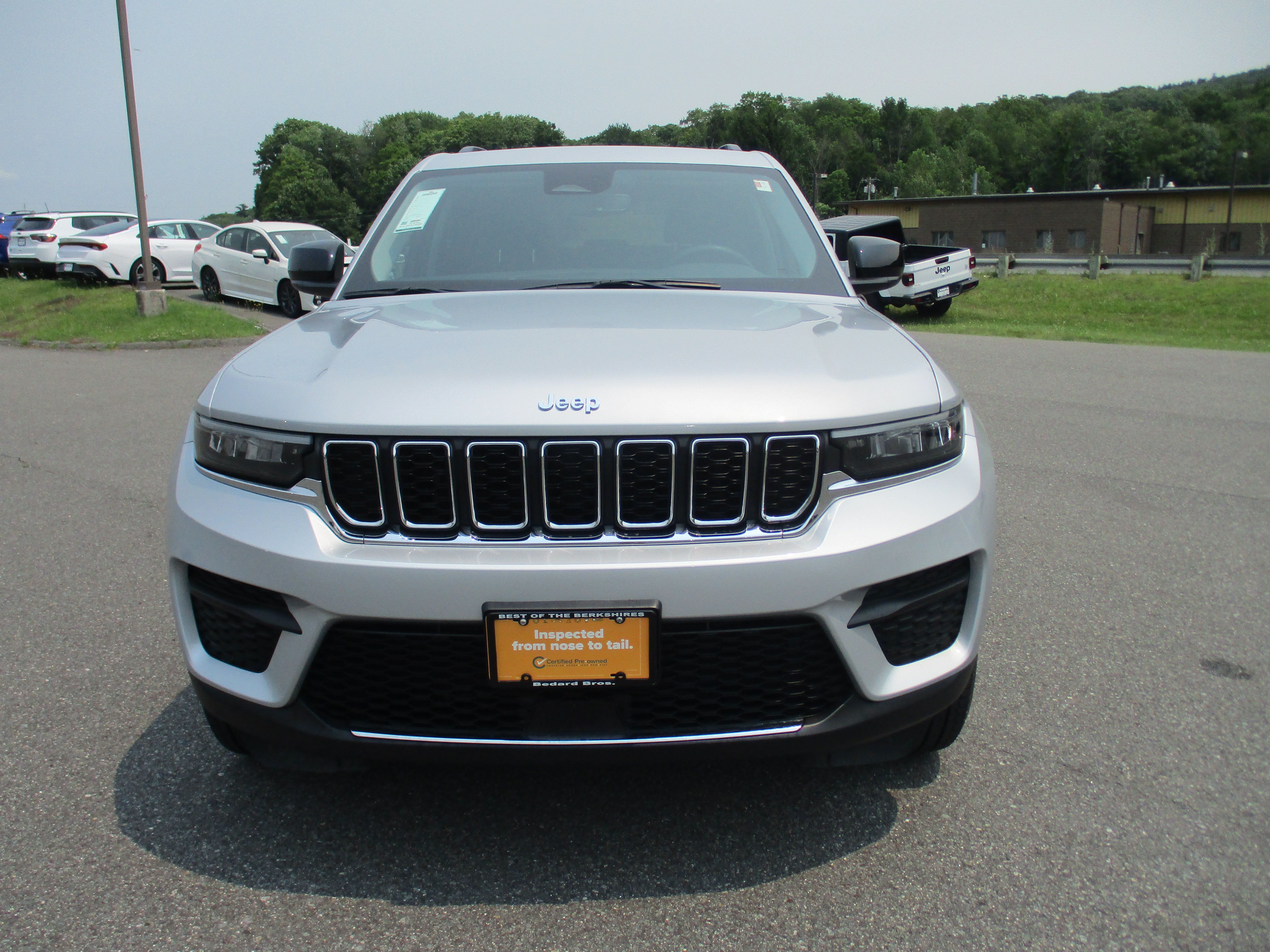 Certified 2023 Jeep Grand Cherokee Laredo X AWD/4WD image 2