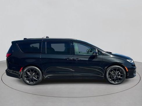 Used 2023 Chrysler Pacifica Touring-L w/ S Appearance Package image 4