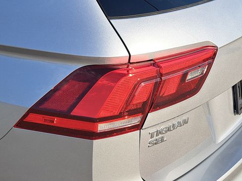 Used 2020 Volkswagen Tiguan SEL image 33