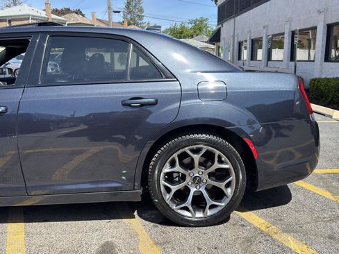 Used 2018 Chrysler 300 S w/ 300S Premium Group RWD image 7