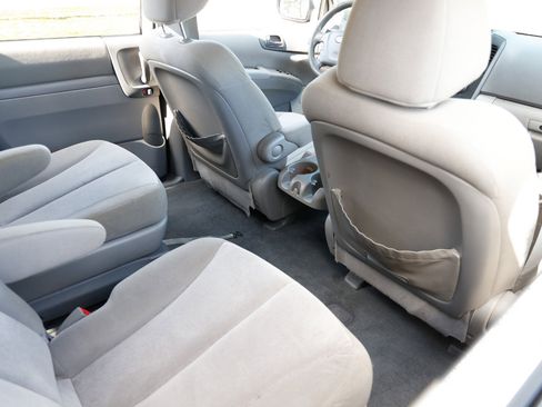 Used 2012 Kia Sedona LX image 10