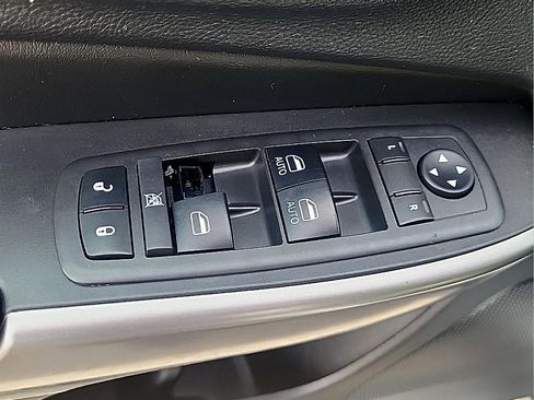 Used 2019 Jeep Cherokee Latitude Plus w/ Comfort/Convenience Group AWD/4WD image 15