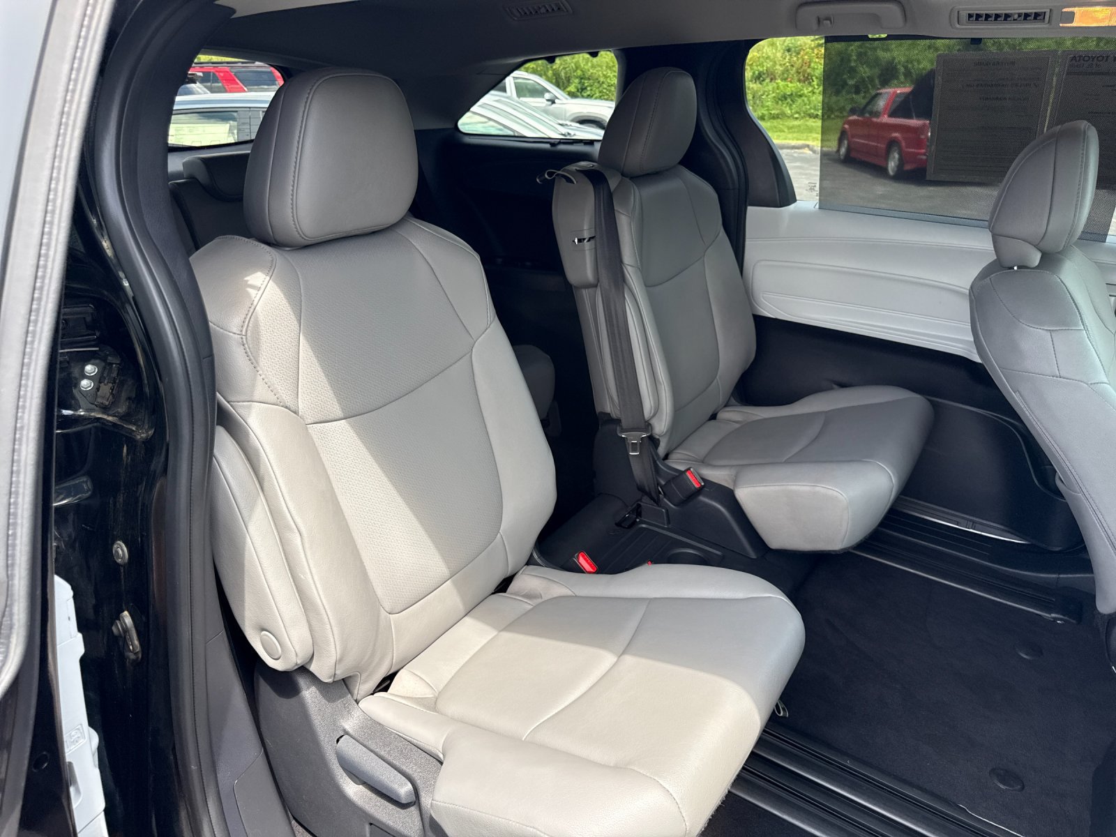 Used 2026 Toyota Sienna XLE FWD image 24