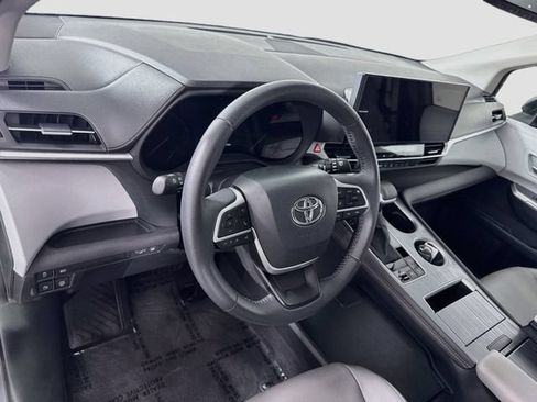 Certified 2025 Toyota Sienna XLE FWD image 10