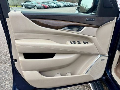 Used 2018 Cadillac Escalade Premium Luxury AWD/4WD image 9