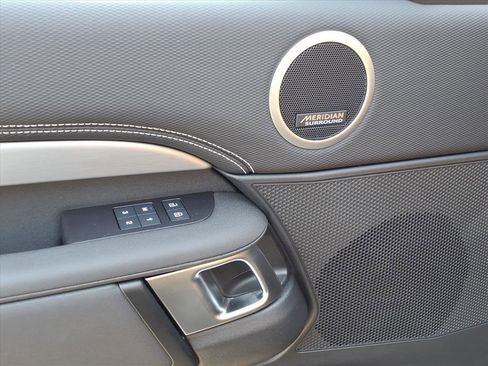 Certified 2024 Land Rover Discovery Dynamic SE image 10