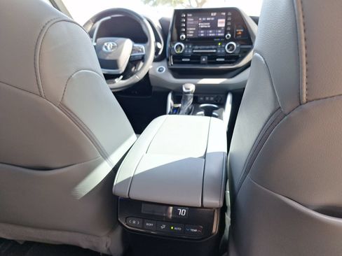 Used 2021 Toyota Highlander XLE FWD image 32
