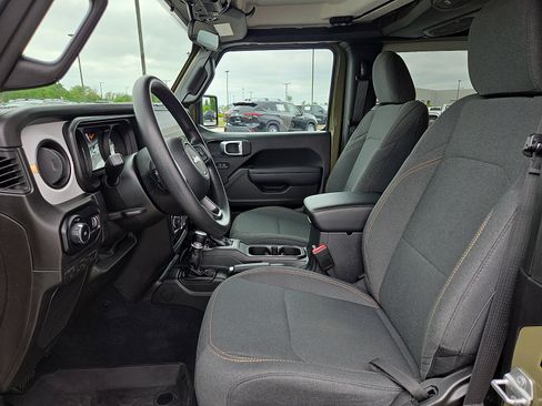 Used 2025 Jeep Wrangler Sport AWD/4WD image 15