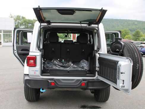 Used 2023 Jeep Wrangler Unlimited Sahara w/ Cold Weather Group AWD/4WD image 19