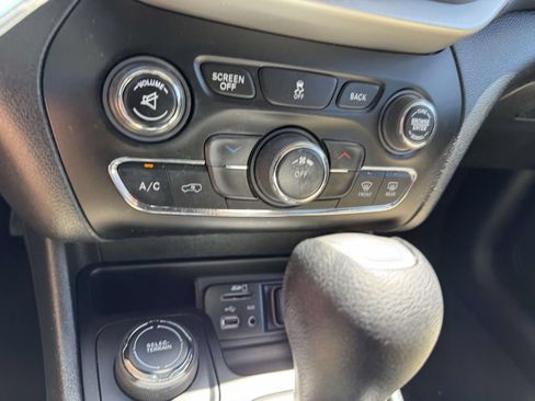 Used 2016 Jeep Cherokee Latitude AWD/4WD image 25