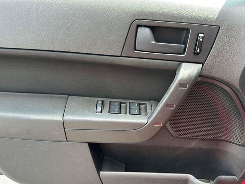 Used 2008 Ford Focus SE FWD image 4