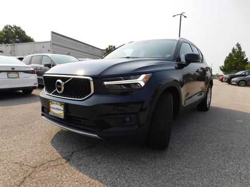 Used 2021 Volvo XC40 T4 Momentum FWD image 4
