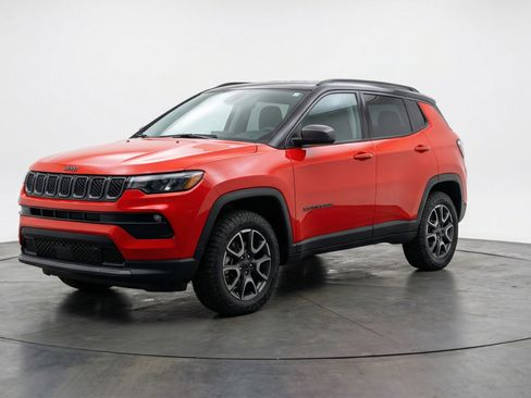 Used 2025 Jeep Compass Trailhawk image 3