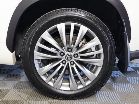 Used 2020 Toyota Highlander Platinum AWD/4WD image 16