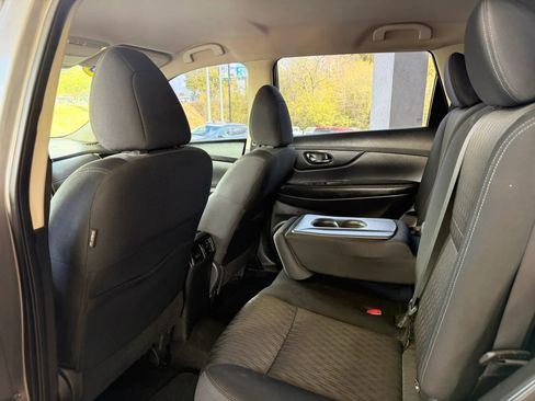 Used 2018 Nissan Rogue S image 20