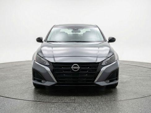 Used 2025 Nissan Altima 2.5 SV FWD image 2
