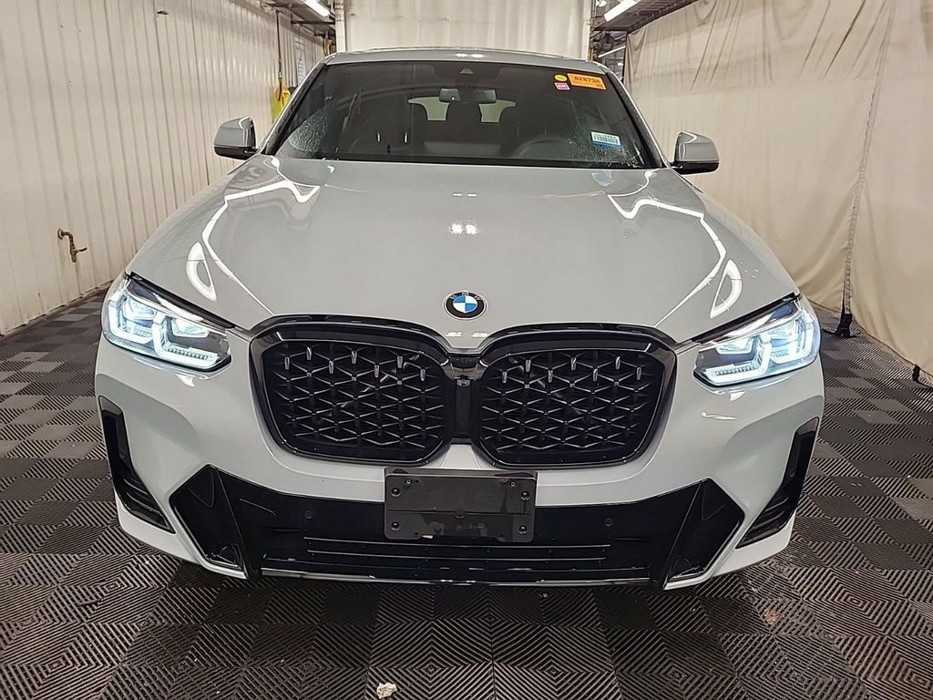 Used 2025 BMW X4 xDrive30i AWD/4WD image 3