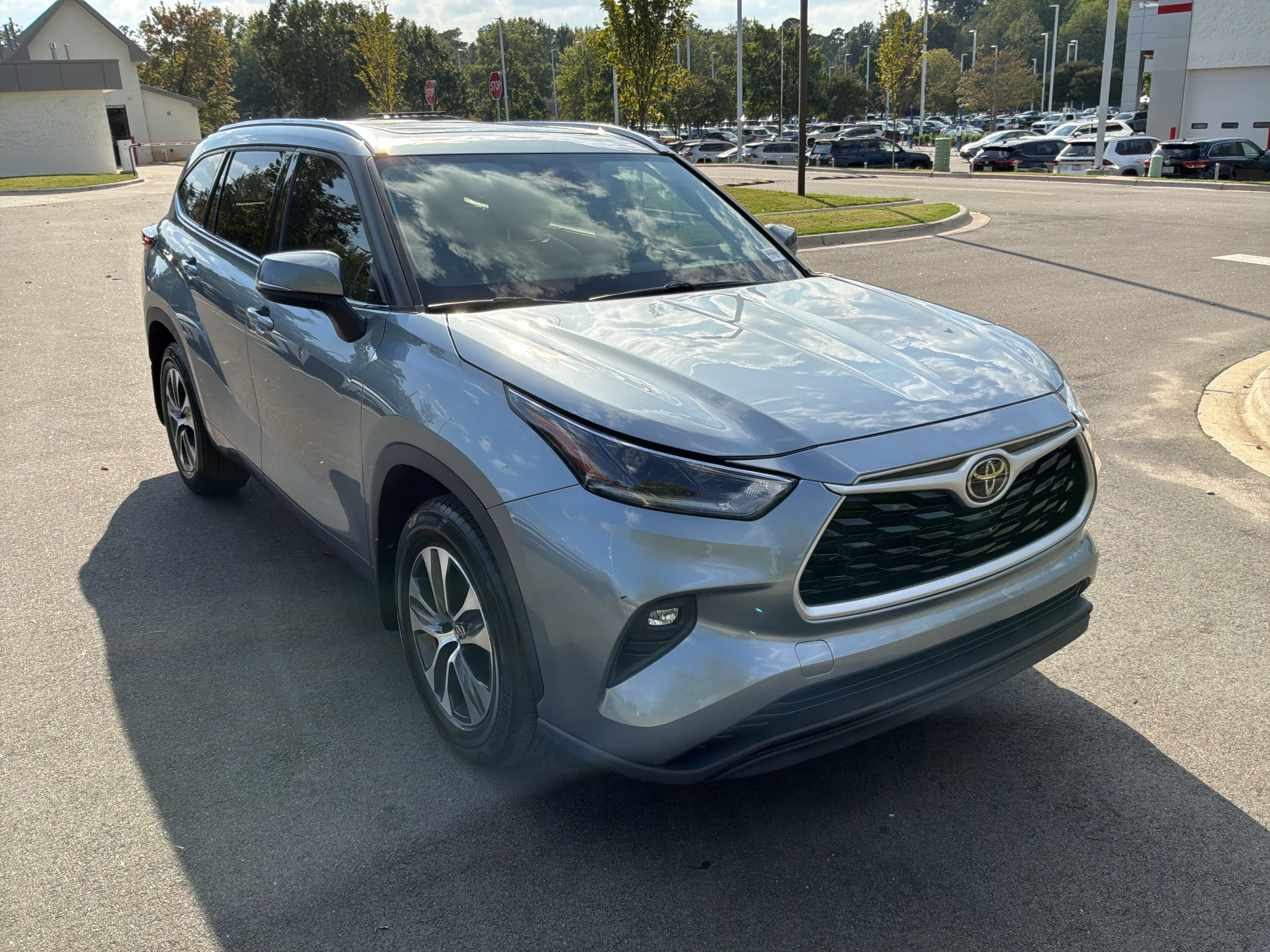 Used 2021 Toyota Highlander XLE FWD image 2
