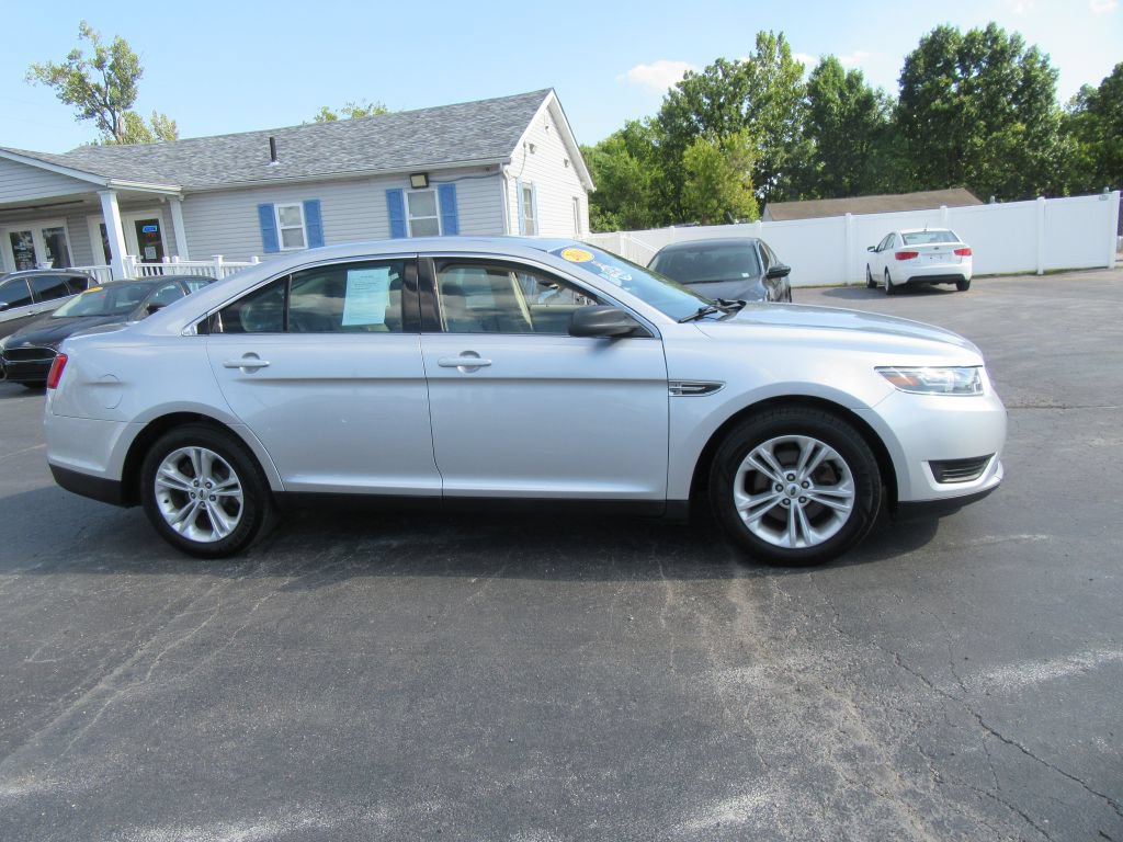 Used 2018 Ford Taurus SE FWD image 4