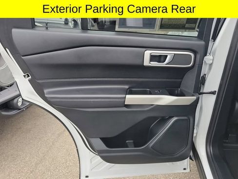 Used 2021 Ford Explorer XLT AWD/4WD image 30