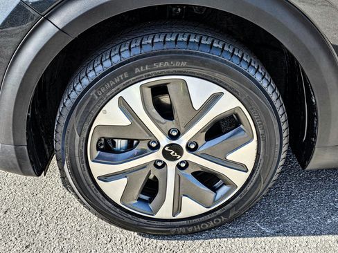 Used 2022 Kia Niro EX Premium w/ Cold Weather Package image 8