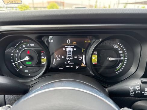 Used 2025 Jeep Wrangler Unlimited Sahara w/ Safety Group AWD/4WD image 17